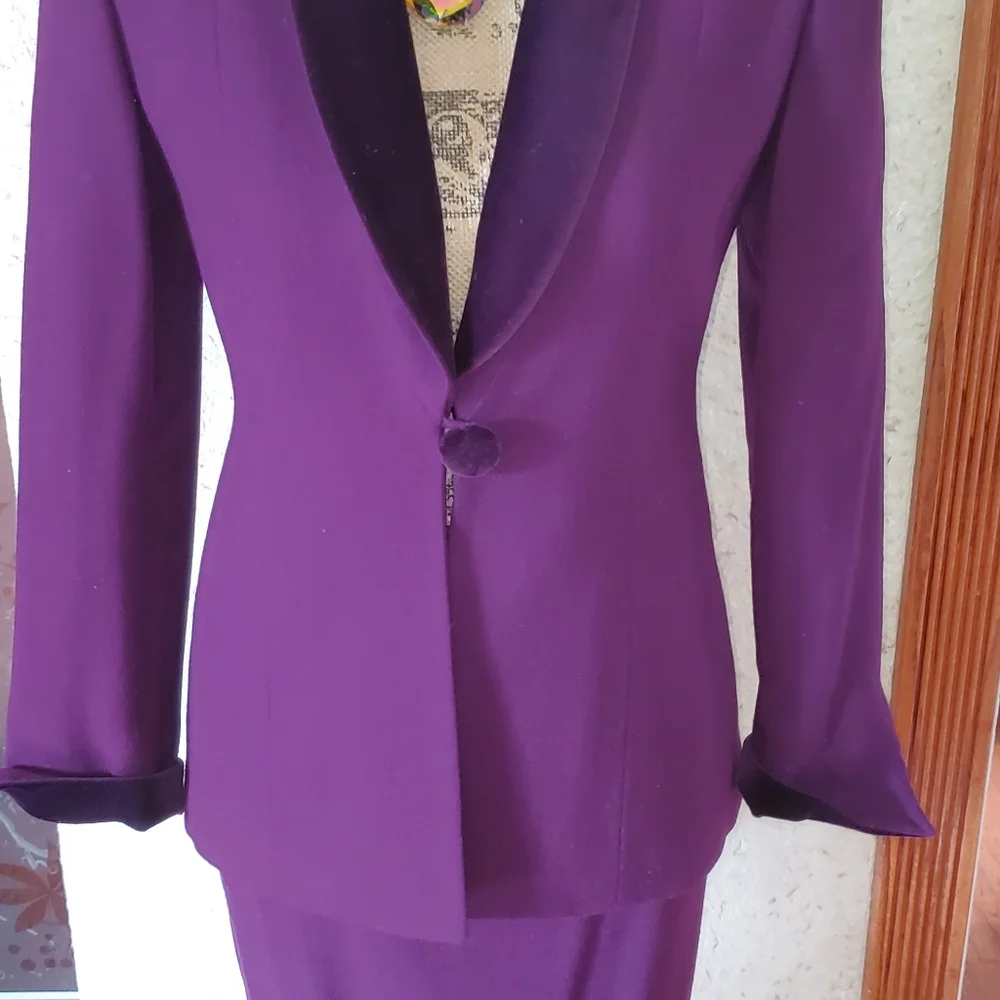 Original Christian Dior SUIT. Never been worn. 100% wool . Size 2 p